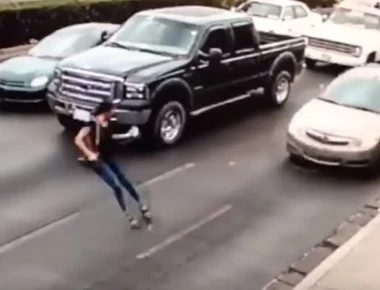 Βίντεο-σοκ: Γυναίκα στο Μεξικό τρέχει μέσα στο δρόμο μιλώντας στο κινητό, γλιστράει και την πατάει αυτοκίνητο